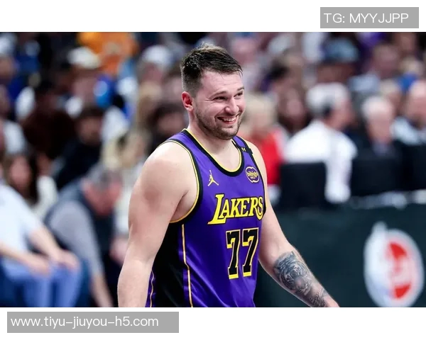 大范分析:里夫斯无球跑动活跃东契奇詹姆斯却选择静止待命 大范分析:里夫斯无球跑动活跃东契奇詹姆斯却选择静止待命